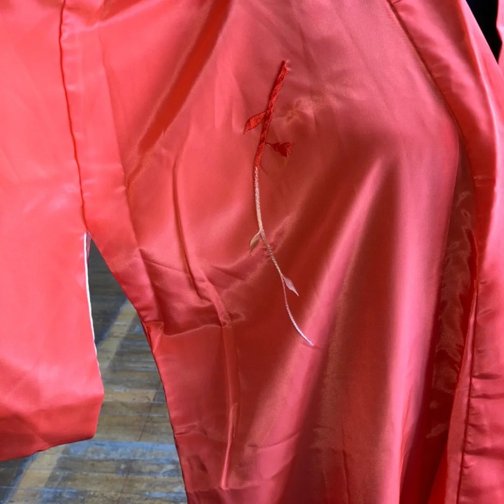 Salmon colored floral embroidered Japanese Kimon - Picture 4 of 8